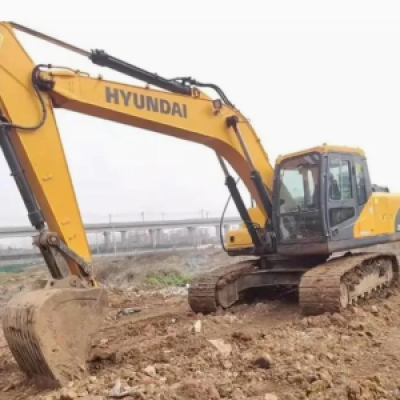 حفارة Hyundai 215VS أثناء العمل