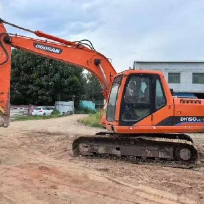 Doosan DH150LC-7 en patio de almacenamiento