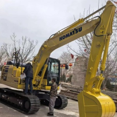 Экскаватор Komatsu PC130-11M0, копание