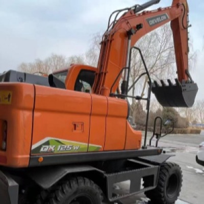 Escavadora de Rodas Doosan DX125W – Robusta e pronta para tarefas de construção.